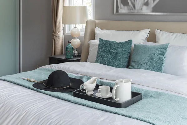 Czarny kapelusz na zielony koc na łóżko w sypialni luksusowe — Zdjęcie stockowe