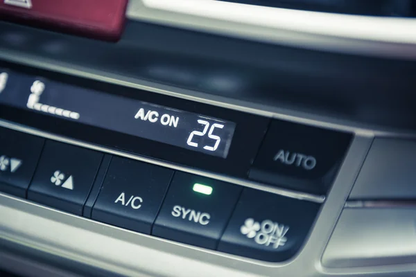 Auto's controlpanel in interieur — Stockfoto