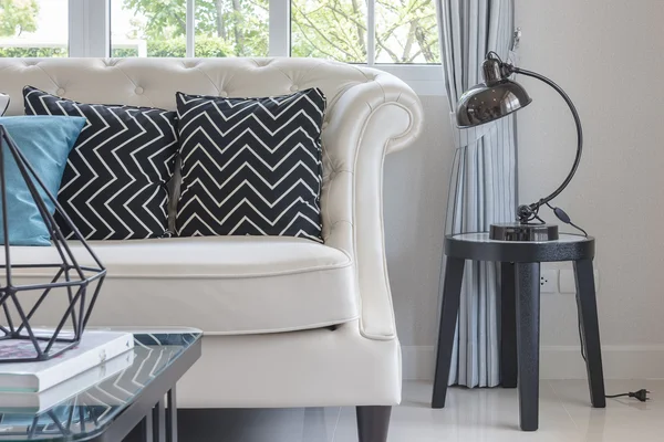 Soggiorno di lusso con cuscini su divano e lampada in stile classico — Foto Stock
