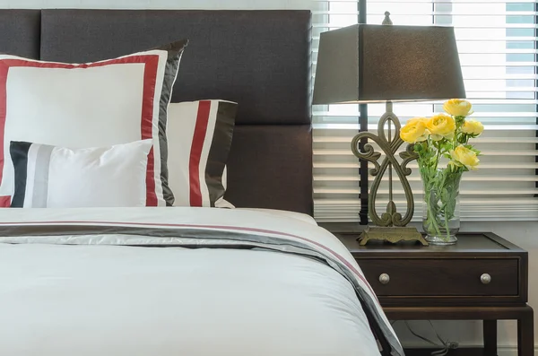 Klasik lamba stili ile cam vazoda sarı çiçek masa SID