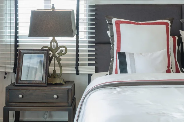 ahşap fotoğraf çerçevesi tablo tarafında stiliyle klasik lamba