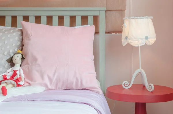 Dívčí pokoj v růžové barvy tónu s panenkou na posteli — Stock fotografie
