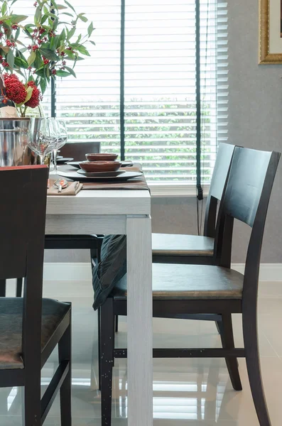 Bílý dřevěný jídelní stůl s tmavé dřevěné židle — Stock fotografie