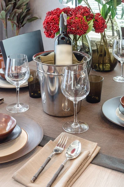 Tavolo di lusso apparecchiato su tavolo da pranzo in legno — Foto Stock