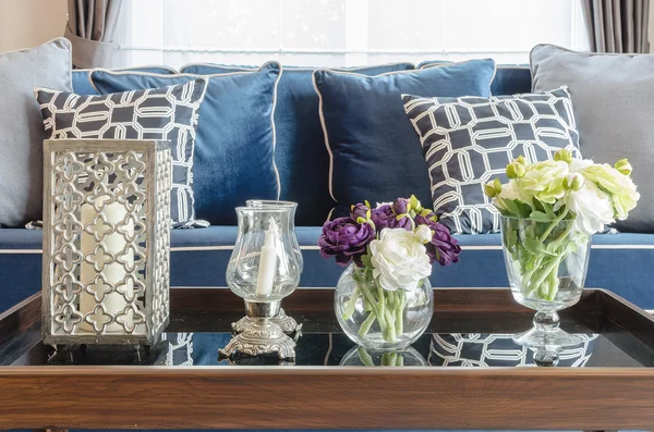 Glass vase of flower on table in living room with blue classic s — Stock Photo, Image