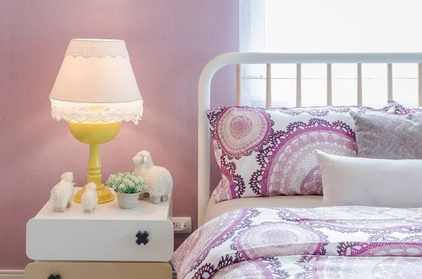 娃娃在孩子的卧室在桌边的白色经典灯风格 免版税图库照片