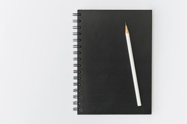 siyah defter ve beyaz kalem 