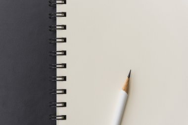 boş defter ile beyaz kalem