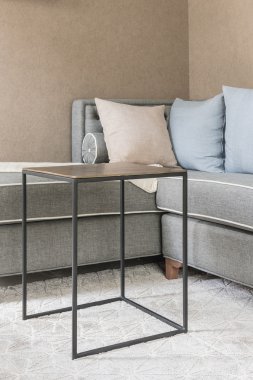 ahşap masa ile klasik gri koltuk 