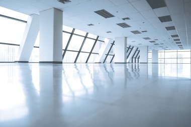 büyük pencere ile boş ofis