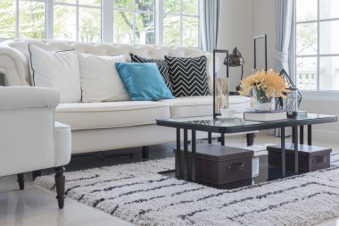 Lüks oturma odası ile klasik tarzı kanepe üzerinde beyaz yastıklar 