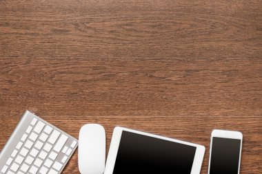 Ofis ahşap masaları tablet, klavye, fare ve smartphone