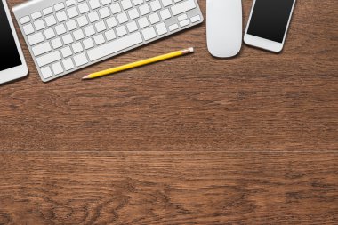 ofis ahşap masaları ile sarı kalem, tablet, klavye, fare 