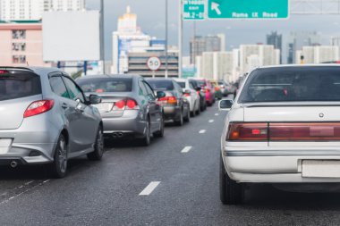 Acele saat hızlı yolda trafik sıkışıklığı 