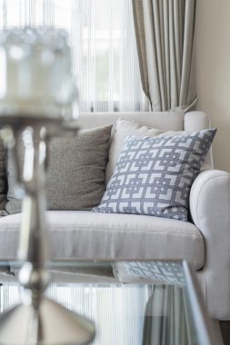 Klasik oturma grubu oturma odasında yastıklar