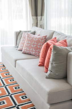 Klasik oturma odası tarzında kanepe yastık satırı