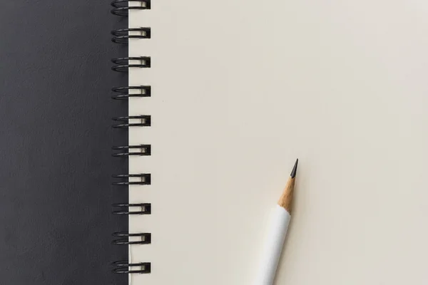 Bílá tužka s prázdnou notebook — Stock fotografie
