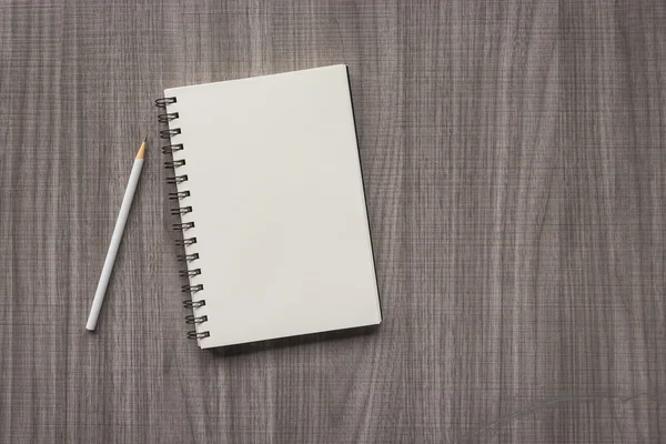 Bílá tužka a prázdné notebook — Stock fotografie