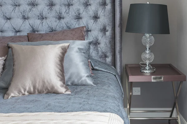Luxus-Bett mit Kissen und Tablett mit Tee auf Decke — Stockfoto