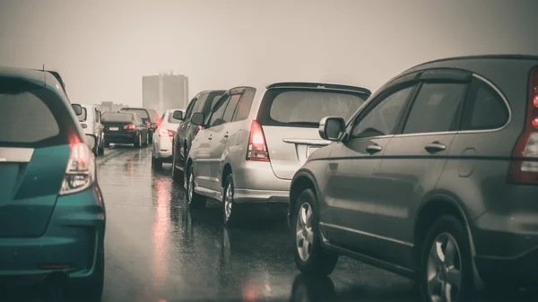 Bilkö på motorvägen i rainning dag — Stockfoto