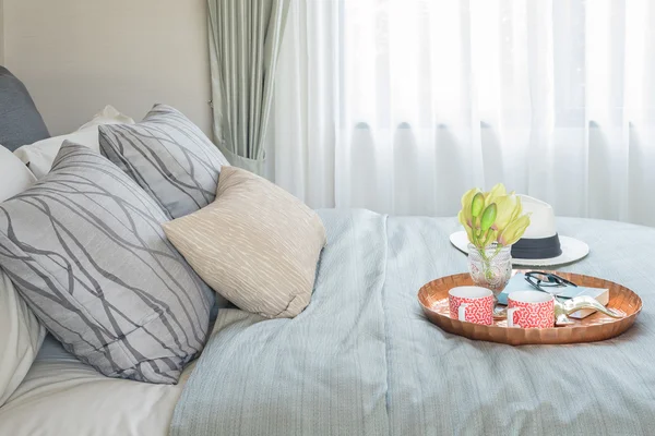 Bandeja de dois xícara de café conjunto com vaso de flor na cama — Fotografia de Stock