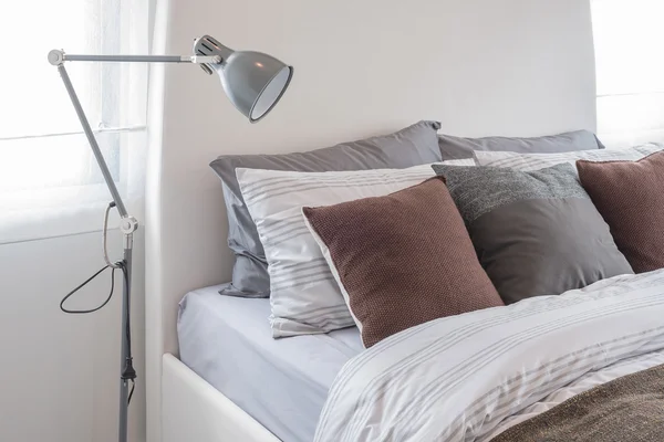 Moderne graue Lampe im modernen Schlafzimmer — Stockfoto