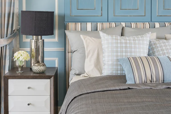 Estilo clásico de la lámpara en la mesa de madera en dormitorio azul con clásico —  Fotos de Stock