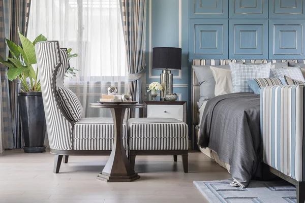 ahşap zemin üzerinde ahşap masa ile klasik sandalye