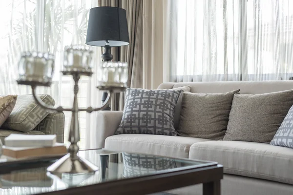 Sofá clássico com travesseiros na sala de estar — Fotografia de Stock