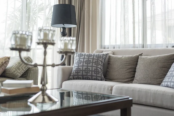 klassieke bank met kussens in woonkamer — Stockfoto ... klassieke bank met kussens in woonkamer — Stockfoto ...
