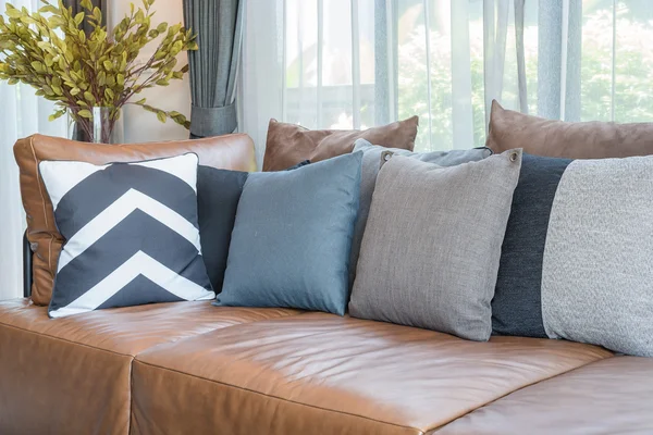 Almohadas en sofá de cuero marrón — Foto de Stock