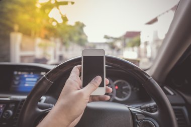 Beyaz dokunmatik ekran smartphone kullanarak sürücü 