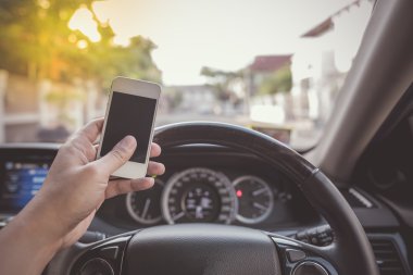 Beyaz dokunmatik ekran smartphone kullanarak sürücü 