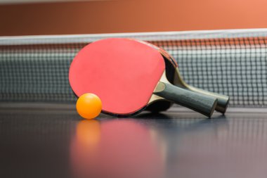 Masa Tenisi raketi topu siyah tablo ile