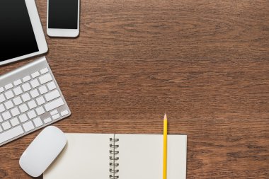 Defter, sarı kurşun kalem, tablet, keyboa ile ofis ahşap masaları
