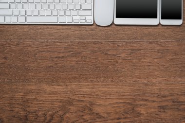 Ofis ahşap masaları tablet, klavye, fare ve smartphone