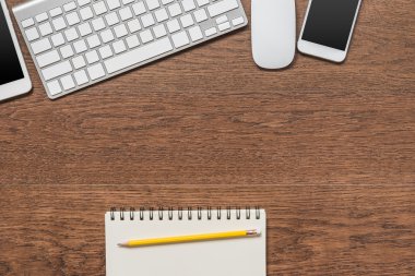 Defter, sarı kurşun kalem, tablet, keyboa ile ofis ahşap masaları