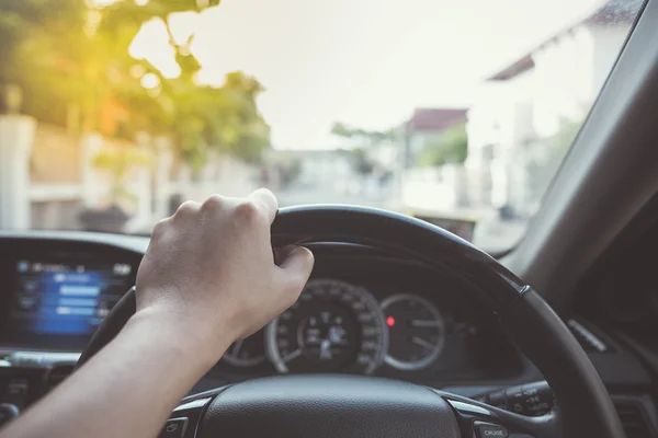 Main du conducteur au volant — Photo