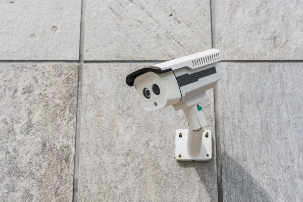 CCTV säkerhet kameran på stenmur — Stockfoto