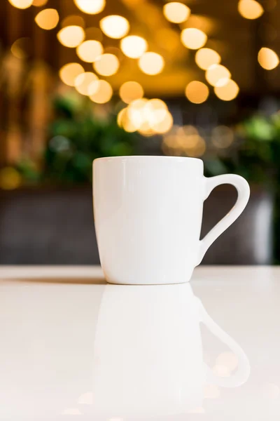 Tazza di caffè bianco in caffetteria — Foto Stock