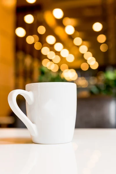 Tazza di caffè bianco in caffetteria — Foto Stock