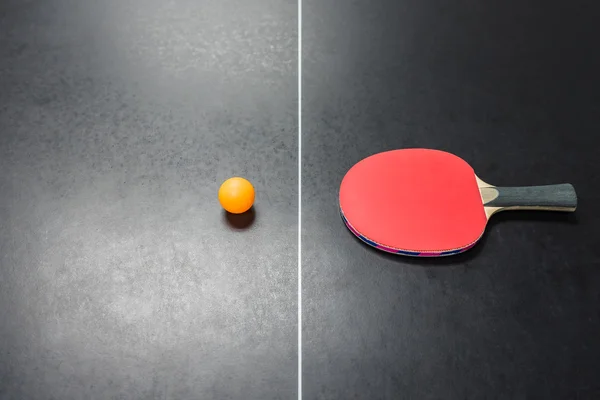 Rakieta tenis stołowy z pomarańczową kulkę na stole — Zdjęcie stockowe