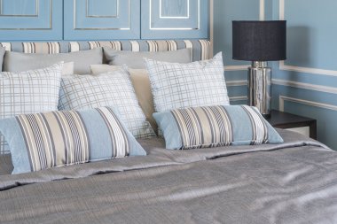 lüks yatak mavi yatak odasında mavi yastık