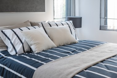 yastık mavi yatakta tasarımıyla modern yatak odası 