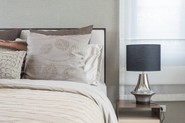 Klasik lamba stil yatak odasında ahşap tablo 