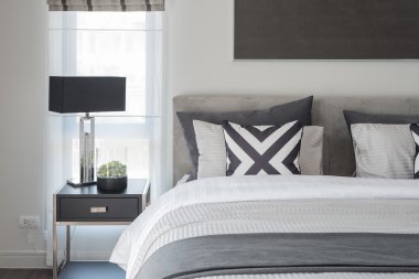 siyah ve beyaz modern yatak odası tarzı siyah lambalı 