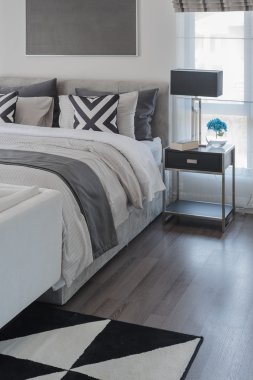 siyah ve beyaz modern yatak odası tarzı modern yatak ile 