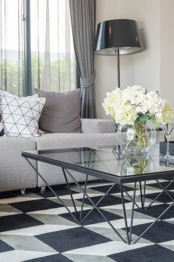 cam vazoda çiçek moder oturma odasında glss masada