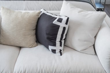 siyah ve beyaz yastıklar ile modern beyaz kanepe