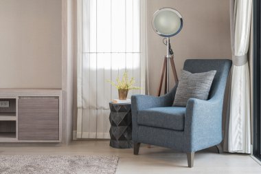 Klasik mavi koltuk stil gri yastık ve modern lamba ile woo